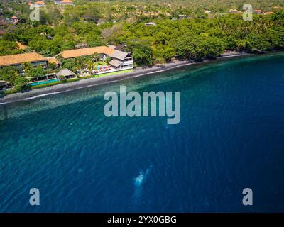 Subacquei e amanti dello snorkeling sul relitto USAT Liberty della seconda guerra mondiale al largo della spiaggia di Tulamben a Bali Foto Stock