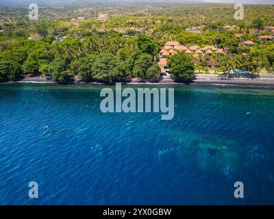 Subacquei e amanti dello snorkeling sul relitto USAT Liberty della seconda guerra mondiale al largo della spiaggia di Tulamben a Bali Foto Stock