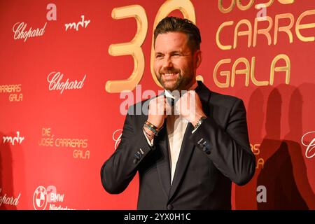 Lipsia - Spendengala im Kampf gegen Leukämie: Dutzende Stars bei der 30. JosÃ Carreras Gala 12.12.2024 ab 18 Uhr Leipzig, Media City Leipzig Fotograf: EHL Media/Dietmar Thomas IM foto: Matthias Killing, Moderator am Donnerstag überträgt der MDR ab 20,15 Uhr Live aus Leipzig die 30. Gala di JosÃ Carreras. Gastgeber und Stifter JosÃ Carreras Wird in Seiner großen Vision Leukämie Muss heilbar werden. Immer und bei jedem wieder von prominenten internationalen und nationalen Künstlerfreunden unterstützt. Gemeinsam mit Gastgeber JosÃ Carreras werden auch in diesem Jahr die TV-Moderatoren und Botschafte Foto Stock