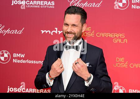 Lipsia - Spendengala im Kampf gegen Leukämie: Dutzende Stars bei der 30. JosÃ Carreras Gala 12.12.2024 ab 18 Uhr Leipzig, Media City Leipzig Fotograf: EHL Media/Dietmar Thomas IM foto: Matthias Killing, Moderator am Donnerstag überträgt der MDR ab 20,15 Uhr Live aus Leipzig die 30. Gala di JosÃ Carreras. Gastgeber und Stifter JosÃ Carreras Wird in Seiner großen Vision Leukämie Muss heilbar werden. Immer und bei jedem wieder von prominenten internationalen und nationalen Künstlerfreunden unterstützt. Gemeinsam mit Gastgeber JosÃ Carreras werden auch in diesem Jahr die TV-Moderatoren und Botschafte Foto Stock