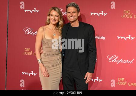 Lipsia - Spendengala im Kampf gegen Leukämie: Dutzende Stars bei der 30. JosÃ Carreras Gala 12.12.2024 ab 18 Uhr Leipzig, Media City Leipzig Fotograf: EHL Media/Dietmar Thomas IM foto: Peter Hardenacke, moderatore mit Annika Isterling am Donnerstag überträgt der MDR ab 20,15 Uhr Live aus Leipzig die 30. Gala di JosÃ Carreras. Gastgeber und Stifter JosÃ Carreras Wird in Seiner großen Vision Leukämie Muss heilbar werden. Immer und bei jedem wieder von prominenten internationalen und nationalen Künstlerfreunden unterstützt. Gemeinsam mit Gastgeber JosÃ Carreras werden auch in diesem Jahr die TV-Moder Foto Stock