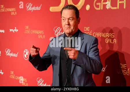 Lipsia - Spendengala im Kampf gegen Leukämie: Dutzende Stars bei der 30. JosÃ Carreras Gala 12.12.2024 ab 18 Uhr Leipzig, Media City Leipzig Fotograf: EHL Media/Dietmar Thomas IM foto: Jürgen Tonkel, Musiker am Donnerstag überträgt der MDR ab 20,15 Uhr Live aus Leipzig die 30. Gala di JosÃ Carreras. Gastgeber und Stifter JosÃ Carreras Wird in Seiner großen Vision Leukämie Muss heilbar werden. Immer und bei jedem wieder von prominenten internationalen und nationalen Künstlerfreunden unterstützt. Gemeinsam mit Gastgeber JosÃ Carreras werden auch in diesem Jahr die TV-Moderatoren und Botschafter der Foto Stock