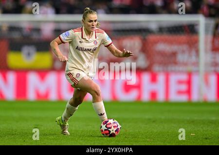 Georgia STANWAY (FC Bayern München, FCB, 31) AM Ball, Freisteller, Ganzkörper, Einzelbild, Aktion, Action, 12.12.2024, München (Deutschland), Fussball, UEFA Women Champions League, gruppo C, FC Bayern München - Juventus Torino Foto Stock