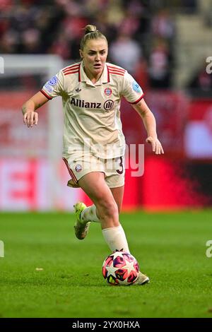 Georgia STANWAY (FC Bayern München, FCB, 31) AM Ball, Freisteller, Ganzkörper, Einzelbild, Aktion, Action, 12.12.2024, München (Deutschland), Fussball, UEFA Women Champions League, gruppo C, FC Bayern München - Juventus Torino Foto Stock