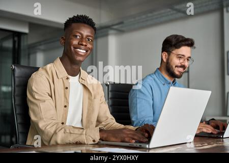 Giovane uomo africano felice professionista che lavora con il team in ufficio, ritratto. Foto Stock