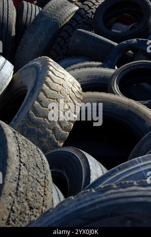 Molte vecchie gomme di auto impilate in un mucchio. Foto Stock