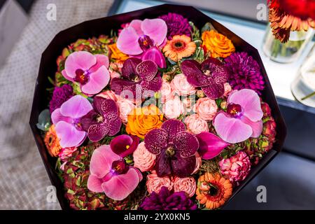Un bouquet di due tipi di orchidee, rose, dahlias e gigli di calla in colori viola e lilla. Foto Stock