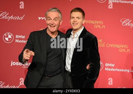 Lipsia - Spendengala im Kampf gegen Leukämie: Dutzende Stars bei der 30. JosÃ Carreras Gala 12.12.2024 ab 18 Uhr Leipzig, Media City Leipzig Fotograf: EHL Media/Dietmar Thomas IM foto: Robert Lohr, Schauspieler und Ferdinand Hofer, Schauspieler am Donnerstag überträgt der MDR ab 20,15 Uhr Live aus Leipzig die 30. Gala di JosÃ Carreras. Gastgeber und Stifter JosÃ Carreras Wird in Seiner großen Vision Leukämie Muss heilbar werden. Immer und bei jedem wieder von prominenten internationalen und nationalen Künstlerfreunden unterstützt. Gemeinsam mit Gastgeber JosÃ Carreras werden auch in diesem Jahr d Foto Stock