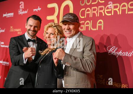 Lipsia - Spendengala im Kampf gegen Leukämie: Dutzende Stars bei der 30. JosÃ Carreras Gala 12.12.2024 ab 18 Uhr Leipzig, Media City Leipzig Fotograf: EHL Media/Dietmar Thomas IM foto: Victoria Herrmann, Moderatorin mit Ehemann David Böthig Links und Axel Schulz, Boxer am Donnerstag überträgt der MDR ab 20,15 Uhr live aus Leipzig die 30. Gala di JosÃ Carreras. Gastgeber und Stifter JosÃ Carreras Wird in Seiner großen Vision Leukämie Muss heilbar werden. Immer und bei jedem wieder von prominenten internationalen und nationalen Künstlerfreunden unterstützt. Gemeinsam mit Gastgeber JosÃ Carreras Wer Foto Stock