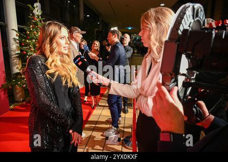 Lipsia - Spendengala im Kampf gegen Leukämie: Dutzende Stars bei der 30. JosÃ Carreras Gala 12.12.2024 ab 18 Uhr Leipzig, Media City Leipzig Fotograf: EHL Media/Dietmar Thomas IM foto: Sophia, Sängerin im Interview mit RTL am Donnerstag überträgt der MDR ab 20,15 Uhr Live aus Leipzig die 30. Gala di JosÃ Carreras. Gastgeber und Stifter JosÃ Carreras Wird in Seiner großen Vision Leukämie Muss heilbar werden. Immer und bei jedem wieder von prominenten internationalen und nationalen Künstlerfreunden unterstützt. Gemeinsam mit Gastgeber JosÃ Carreras werden auch in diesem Jahr die TV-Moderatoren und Foto Stock