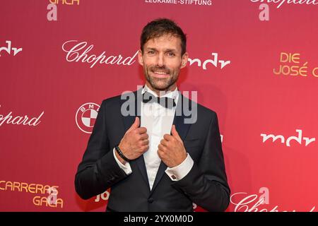 Lipsia - Spendengala im Kampf gegen Leukämie: Dutzende Stars bei der 30. JosÃ Carreras Gala 12.12.2024 ab 18 Uhr Leipzig, Media City Leipzig Fotograf: EHL Media/Dietmar Thomas IM foto: Sven Hannawald, Ehemaliger Skispringer am Donnerstag überträgt der MDR ab 20,15 Uhr Live aus Leipzig die 30. Gala di JosÃ Carreras. Gastgeber und Stifter JosÃ Carreras Wird in Seiner großen Vision Leukämie Muss heilbar werden. Immer und bei jedem wieder von prominenten internationalen und nationalen Künstlerfreunden unterstützt. Gemeinsam mit Gastgeber JosÃ Carreras werden auch in diesem Jahr die TV-Moderatoren und Foto Stock