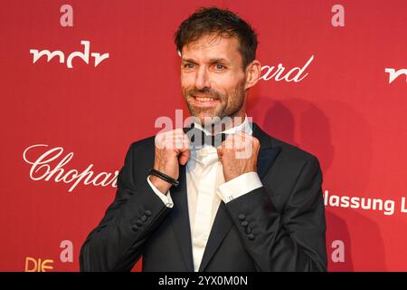 Lipsia - Spendengala im Kampf gegen Leukämie: Dutzende Stars bei der 30. JosÃ Carreras Gala 12.12.2024 ab 18 Uhr Leipzig, Media City Leipzig Fotograf: EHL Media/Dietmar Thomas IM foto: Sven Hannawald, Ehemaliger Skispringer am Donnerstag überträgt der MDR ab 20,15 Uhr Live aus Leipzig die 30. Gala di JosÃ Carreras. Gastgeber und Stifter JosÃ Carreras Wird in Seiner großen Vision Leukämie Muss heilbar werden. Immer und bei jedem wieder von prominenten internationalen und nationalen Künstlerfreunden unterstützt. Gemeinsam mit Gastgeber JosÃ Carreras werden auch in diesem Jahr die TV-Moderatoren und Foto Stock