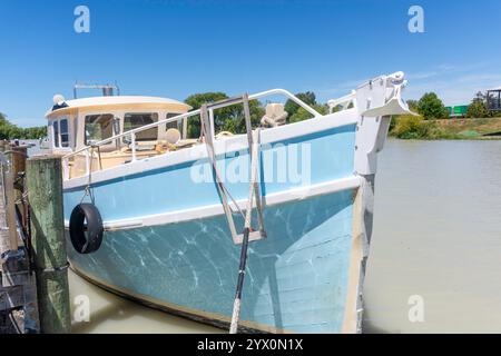 Ketch di legno ormeggiato sul fiume Kaiapoi, Kaiapoi, Canterbury, South Island, nuova Zelanda Foto Stock
