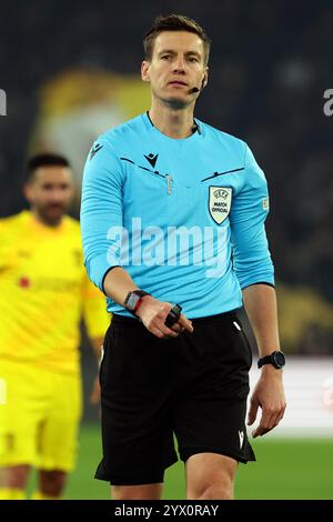 Roma, Italia. 12 dicembre 2024. L'arbitro Daniel Siebert ha visto durante la UEFA Europa League 2024-2025, giorno 6, partita di calcio tra AS Roma e SC Braga allo Stadio Olimpico. Punteggio finale; AS Roma 3 : 0 SC Braga. Credito: SOPA Images Limited/Alamy Live News Foto Stock