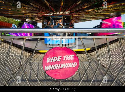 Giro classico della fiera Waltzer al tradizionale parco divertimenti britannico di Canterbury, Inghilterra Foto Stock