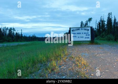 Cartello stradale con scritto "Welcome to Yukon", catturato durante un viaggio panoramico a Yukon Foto Stock