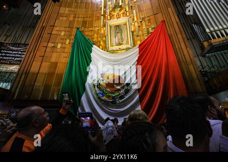 Città del Messico, Messico. 12 dicembre 2024. Centinaia di fedeli frequentano la Basilica di Guadalupe, per ringraziare la Vergine di Guadalupe per i favori e le promesse concesse nell'ambito delle celebrazioni del giorno della Vergine di Guadalupe. Il 12 dicembre 2024 a città del Messico, Messico. (Foto di Ian Robles/ credito: Eyepix Group/Alamy Live News Foto Stock