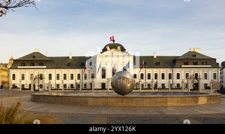 Il Palazzo Grasalkovic o Palazzo Presidenziale è un edificio rococò sulla piazza della città di Hodzovo a Bratislava Foto Stock