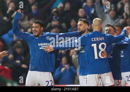 Glasgow, Regno Unito. 12 dicembre 2024. I Rangers hanno giocato al Tottenham Hotspur (Spurs) nella UEFA Europa League - League Stage all'Ibrox Stadium di Glasgow, Scozia, Regno Unito. Il punteggio finale è stato Rangers 1 - 1 Tottenham Hotspur. I gol furono segnati da H. Igamane (47') per i Rangers e D. Kulusevski (75') per gli Spurs. Crediti: Findlay/Alamy Live News Foto Stock