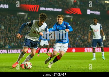 Glasgow, Regno Unito. 12 dicembre 2024. I Rangers hanno giocato al Tottenham Hotspur (Spurs) nella UEFA Europa League - League Stage all'Ibrox Stadium di Glasgow, Scozia, Regno Unito. Il punteggio finale è stato Rangers 1 - 1 Tottenham Hotspur. I gol furono segnati da H. Igamane (47') per i Rangers e D. Kulusevski (75') per gli Spurs. Crediti: Findlay/Alamy Live News Foto Stock