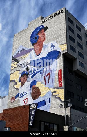 LOS ANGELES, CALIFORNIA - 2 dicembre 2024: Miyako Hotel con murale Shohei Ohtani nell'area di Little Tokyo nel centro di Los Angeles. Foto Stock