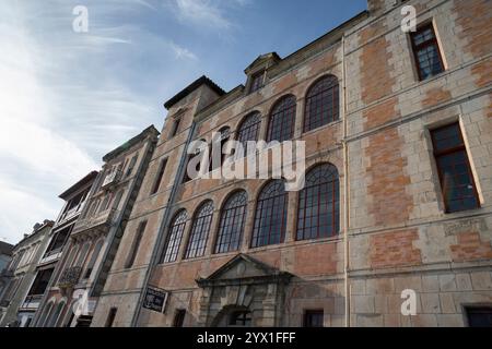 Facciata della storica Maison de l'Infante a Saint-Jean-de-Luz, Francia. Il villaggio cade lungo il percorso Voie du Littoral del cammino di Santiago Foto Stock