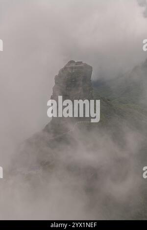 Le nuvole che circondano il monte Fanjingshan o il monte Fanjing, situato a Tongren, nella provincia di Guizhou, è la vetta più alta dei Monti Wuling nel sud Foto Stock