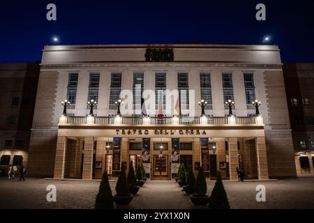 ROMA, ITALIA - 30 GIUGNO 2024: Veduta notturna del Teatro dell'Opera di Roma. La facciata illuminata di questo storico teatro dell'opera mette in mostra la cultura italiana Foto Stock
