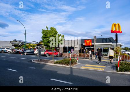 Vista esterna del fast food McDonald's e dell'aereo DC3 a Taupo, nuova Zelanda, descritto come il McDonald's più cool del mondo Foto Stock