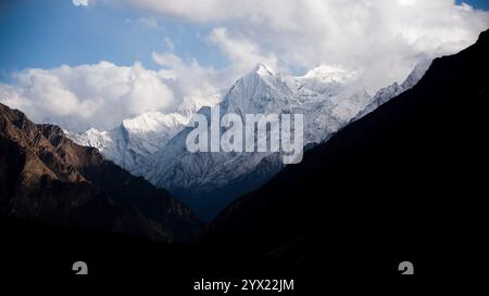 Il sole mattutino splende sulle cime innevate delle montagne dell'himalaya Foto Stock
