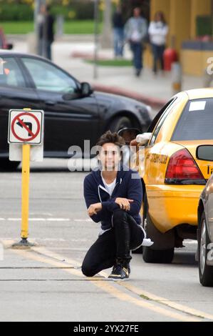 Jared Leto, casual in una felpa con cappuccio, filma le scene per le strade di Santa Monica, coinvolgendo l'equipaggio e andando in bicicletta. Foto Stock