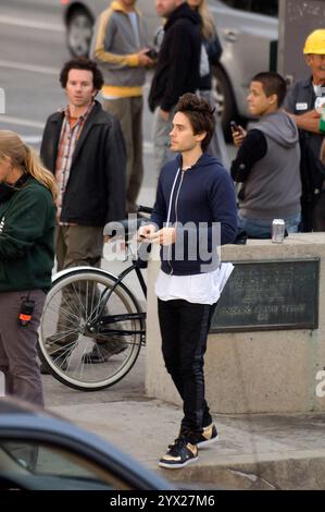 Jared Leto, casual in una felpa con cappuccio, filma le scene per le strade di Santa Monica, coinvolgendo l'equipaggio e andando in bicicletta. Foto Stock