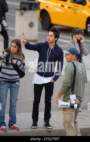 Jared Leto, casual in una felpa con cappuccio, filma le scene per le strade di Santa Monica, coinvolgendo l'equipaggio e andando in bicicletta. Foto Stock