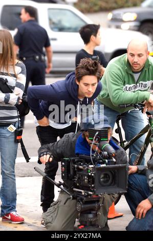 Jared Leto, casual in una felpa con cappuccio, filma le scene per le strade di Santa Monica, coinvolgendo l'equipaggio e andando in bicicletta. Foto Stock