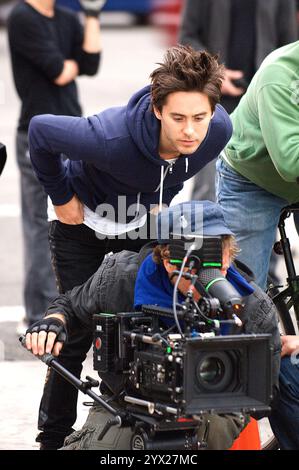 Jared Leto, casual in una felpa con cappuccio, filma le scene per le strade di Santa Monica, coinvolgendo l'equipaggio e andando in bicicletta. Foto Stock