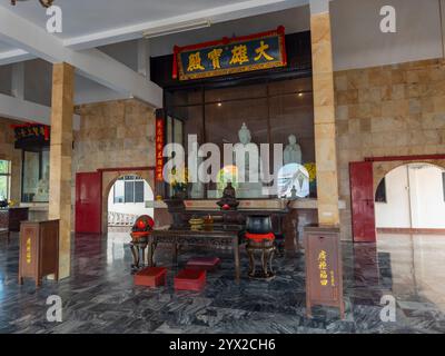 Altare del tempio Xiang Lin si. Questo tempio è un tempio buddista in via Jalan Tokong nel centro della città di Malacca, Malesia. Città storiche dello Strai Foto Stock