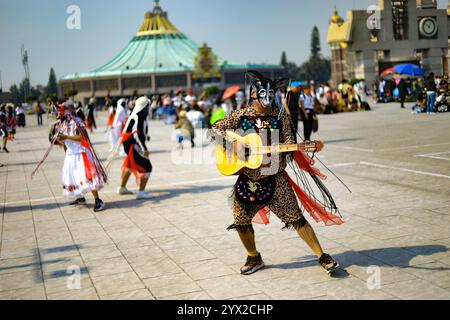 Non esclusiva: Una persona vestita con un costume popolare che partecipa durante la danza in occasione delle celebrazioni del giorno della Vergine di Guadalupe. Foto Stock