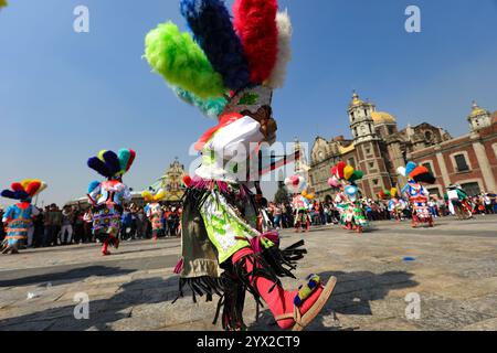 Non esclusiva: Una persona vestita con un costume regionale che partecipa alla danza in occasione delle celebrazioni della giornata della Vergine di Guadal Foto Stock