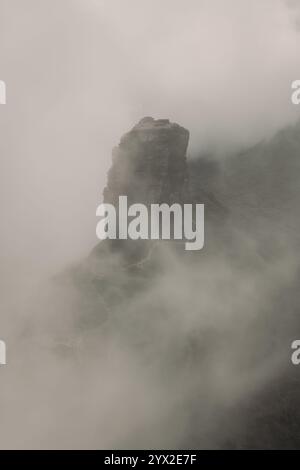 Le nuvole che circondano il monte Fanjingshan o il monte Fanjing, situato a Tongren, nella provincia di Guizhou, è la vetta più alta dei Monti Wuling nel sud Foto Stock