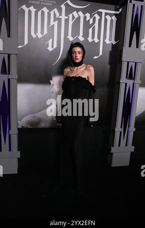 Hollywood, California, USA 12 dicembre 2024 l'attrice Emma Corrin partecipa a Focus Features Nosferatu Los Angeles Premiere al TCL Chinese Theatre il 12 dicembre 2024 a Hollywood, California, USA. Foto di Barry King/Alamy Live News Foto Stock