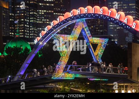 Melbourne, Australia. Le decorazioni natalizie illuminano la città di notte. Il fiume Yarra e lo skyline di Melbourne a Natale. Foto Stock