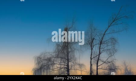 freddo e gelo in un bellissimo tramonto sulle montagne Foto Stock