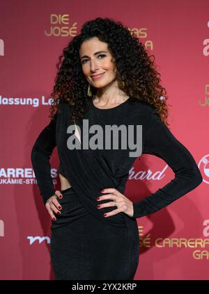 Lipsia, Germania. 12 dicembre 2024. La presentatrice Marwa Eldessouky arriverà al 30° José Carreras Gala di Lipsia. Lo spettacolo di Media City Leipzig sarà trasmesso in diretta su MDR. Stelle internazionali e nazionali si esibiscono per la lotta contro la leucemia e altre malattie del sangue e del midollo osseo. Crediti: Hendrik Schmidt/dpa/Alamy Live News Foto Stock