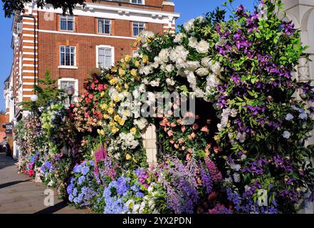 Vere decorazioni floreali al Bluebird Restaurant in King's Road per Chelsea Flower Show e Chelsea in Bloom 2024 Londra, Inghilterra, Regno Unito Foto Stock