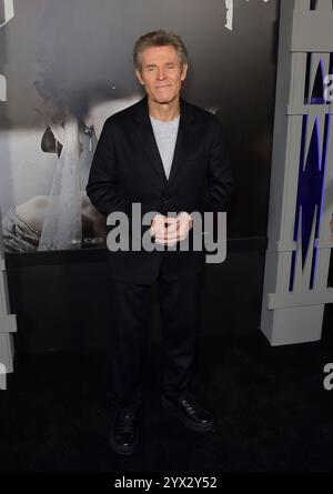 Hollywood, Stati Uniti. 12 dicembre 2024. Willem Dafoe Arriving at Focus Features' "Nosferatu" a Los Angeles prima tenutasi al TCL Chinese Theater il 12 dicembre 2024 a Hollywood, CA. © Starbuck/AFF-USA.com Credit: AFF/Alamy Live News Foto Stock