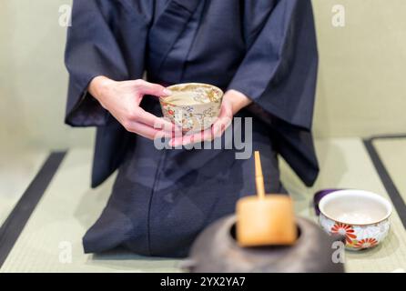 Persone che si preparano per la cerimonia del tè nella casa tradizionale giapponese (ryokan) a Kyoto, in Giappone. Foto Stock