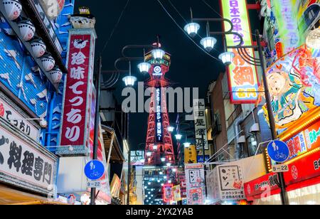 Osaka, Giappone - novembre ,27 2024: Shinsekai, il rinomato quartiere culinario di Osaka, offre una vista alta dalla Torre Tsutenkaku, Shinsekai (nuovo Wo) Foto Stock