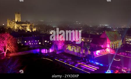Una vista di fantastici racconti e dove trovarli, un'installazione di luci e suoni di Luxmuralis proiettata sulle rovine storiche dell'Abbazia di St Augustine e della King's School di Canterbury, Kent, che fa parte del Canterbury Arts Festival. Lo spettacolo è stato creato dalla pluripremiata collaborazione artistica dello scultore Peter Walker e del compositore David Harper. Data foto: Giovedì 12 dicembre 2024. Foto Stock