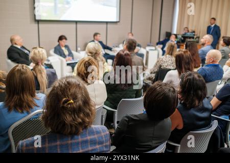 Gruppo di persone che ascoltano attentamente un oratore durante una discussione professionale. Foto Stock