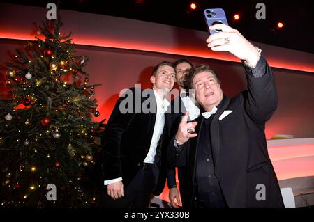 Ferdinand Hofer, Sven Hannawald und Francis Fulton-Smith bei der 30. JosÃ Carreras Gala 2024 a der Media City Lipsia. Lipsia, 12.12.2024 *** Ferdinand Hofer, Sven Hannawald e Francis Fulton Smith al 30 JosÃ Carreras Gala 2024 nella Media City Lipsia, 12 12 2024 foto:XF.xKernx/xFuturexImagex carreras 4448 Foto Stock